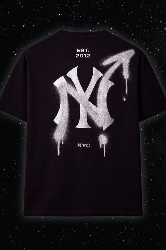 NY Yankees Spray Tag Tee - Black + Silver